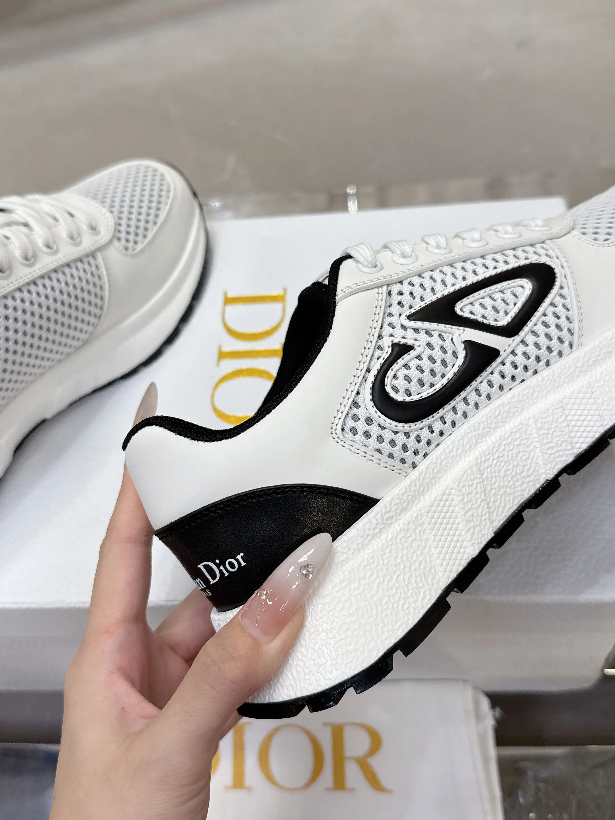 Factory price 680💰 Top version! ! ! Dior Dior's latest Run'n'Dior series, couple's thick-soled casual sneakers, originally purchased, developed and manufactured. This Run'n'Dior reinterprets sports style with an elegant and fashionable shape. The upper is crafted from white mesh fabric and features the Christian Dior Paris signature on the laces and heel. The exquisite two-color sole is light and soft, which can add a high-end temperament to all kinds of casual looks. Exquisite packaging at the delivery counter 🛍📦 ▪️Fabric: Original customized imported first-layer cowhide ▪️Inner lining: Imported original lining ▪️Sole: Original molded non-slip TPU material ▪️Size: Women's 35-41 / Men's 39-46 (Female 40 41 / Men's 38.45.46 customized)
